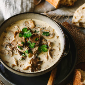 Schwammerlsuppe im Teller