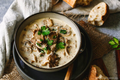 Schwammerlsuppe im Teller