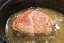 Das Fleisch liegt mit der Hautseite in der Brühe