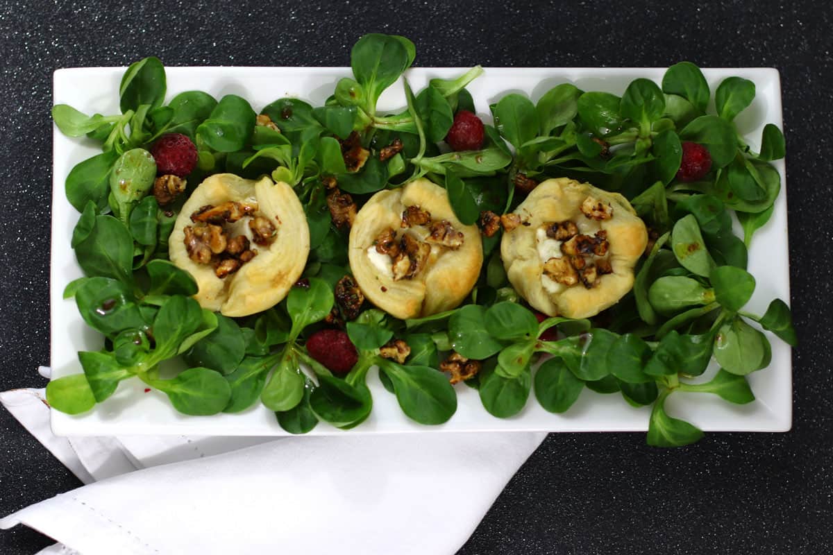 Ziegenfrischkäse-Törtchen im Salatbett