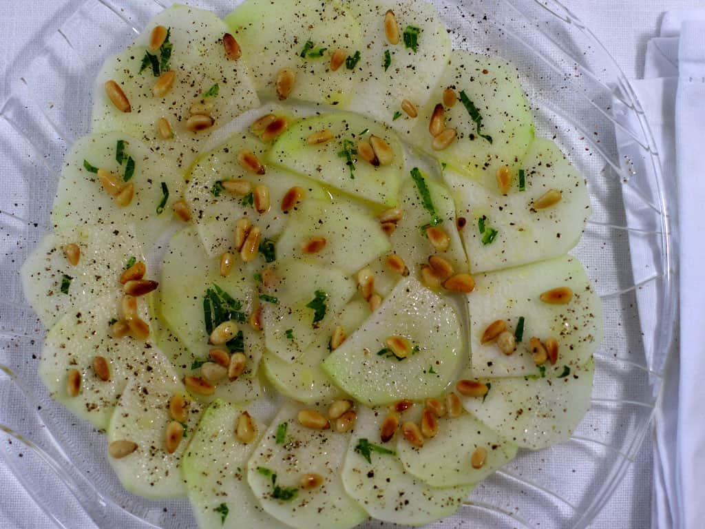 Sommerfrisches Kohlrabi-Carpaccio mit Parmesan