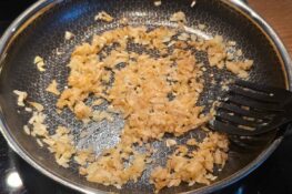 Zwiebeln in der Pfanne gebraten