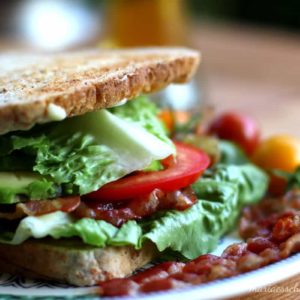 BLT mit Ei und Avocado