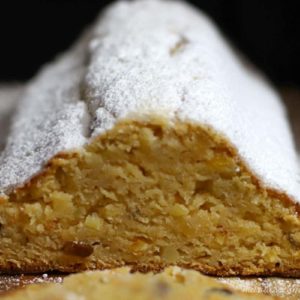 Saftiger Marzipan-Quarkstollen