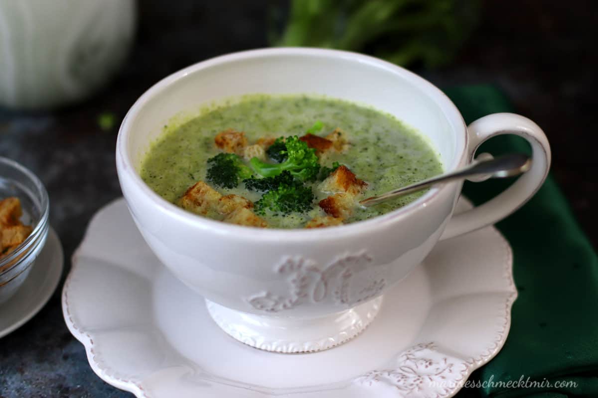 Brokkoli-Suppe mit Croûtons