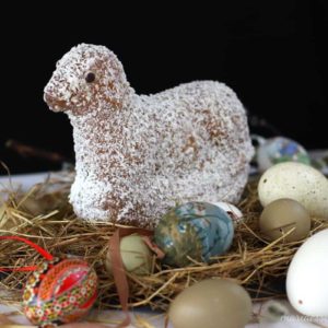 Ein einfaches und besonders leckeres Rezept für ein Osterlämmchen aus Rührteig. Der Teig passt perfekt in eine 800 ml-Form.