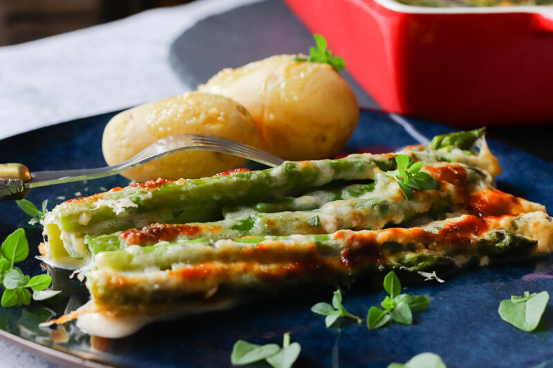 Grüner Spargel mit Parmesankruste