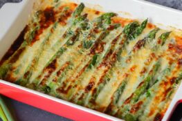 Grüner Spargel mit Parmesankruste