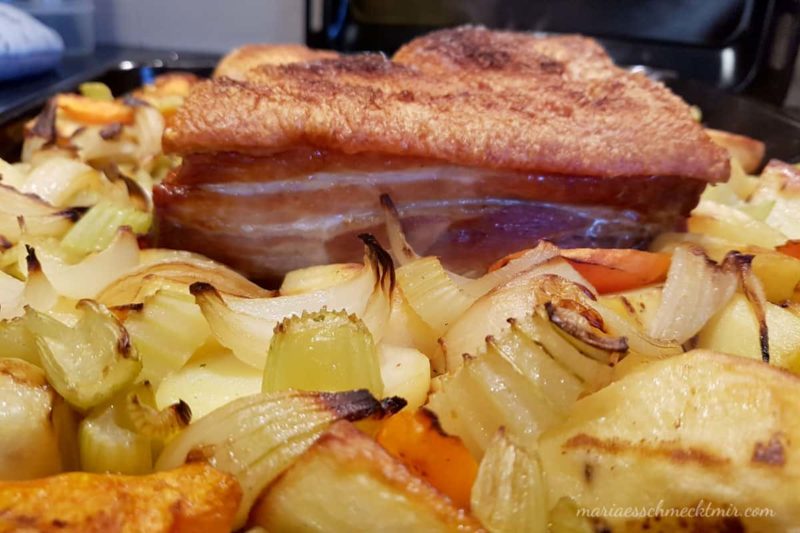 Krustenbraten aus dem Backofen mit Ofengemüse