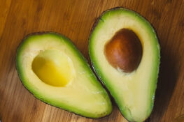 Avocado aufgeschnitten mit Stein