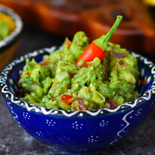 Guacamole in blauer Dipschale