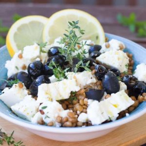 Linsensalat mit Oliven und Feta