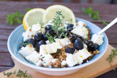 Linsensalat mit Oliven und Feta