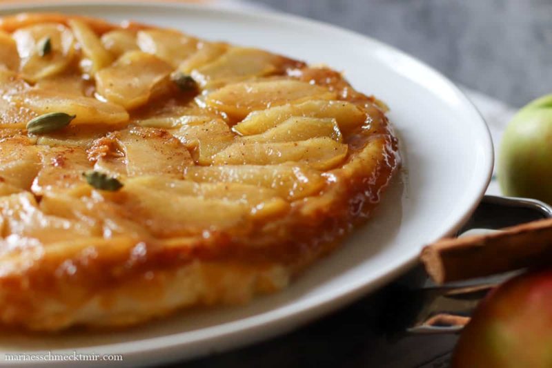 Tarte Tatin aus Blätterteig mit Zimt und Kardamom