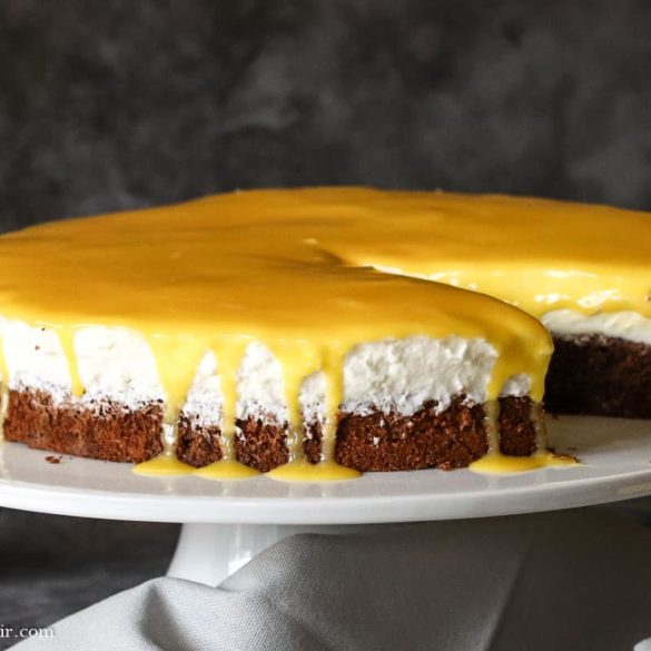 Windbeuteltorte mit roter Grütze