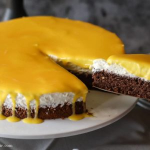 Eierlikörtorte mit Sahne auf Mandelboden