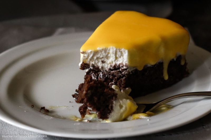 Eierlikörtorte mit Sahne auf Mandelboden