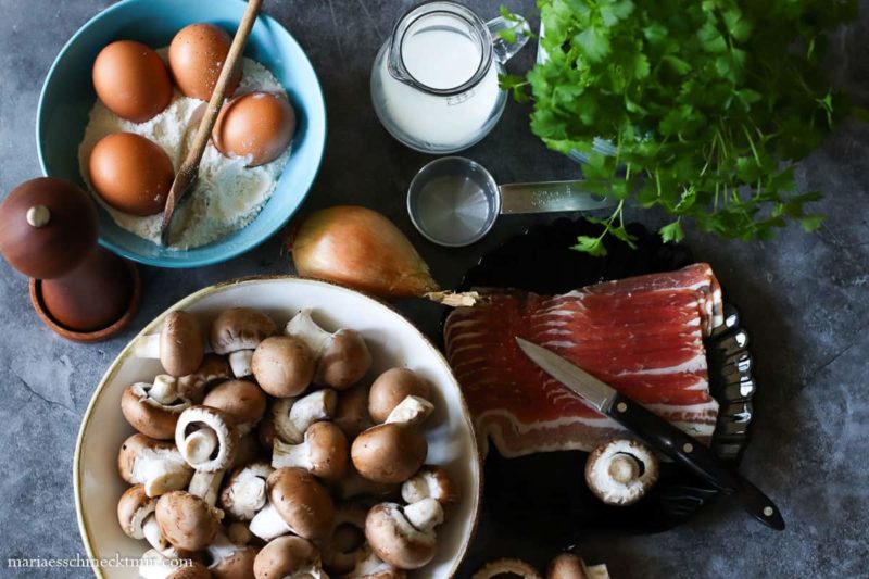 Herzhafte Pfannkuchen mit Speck und Champignons