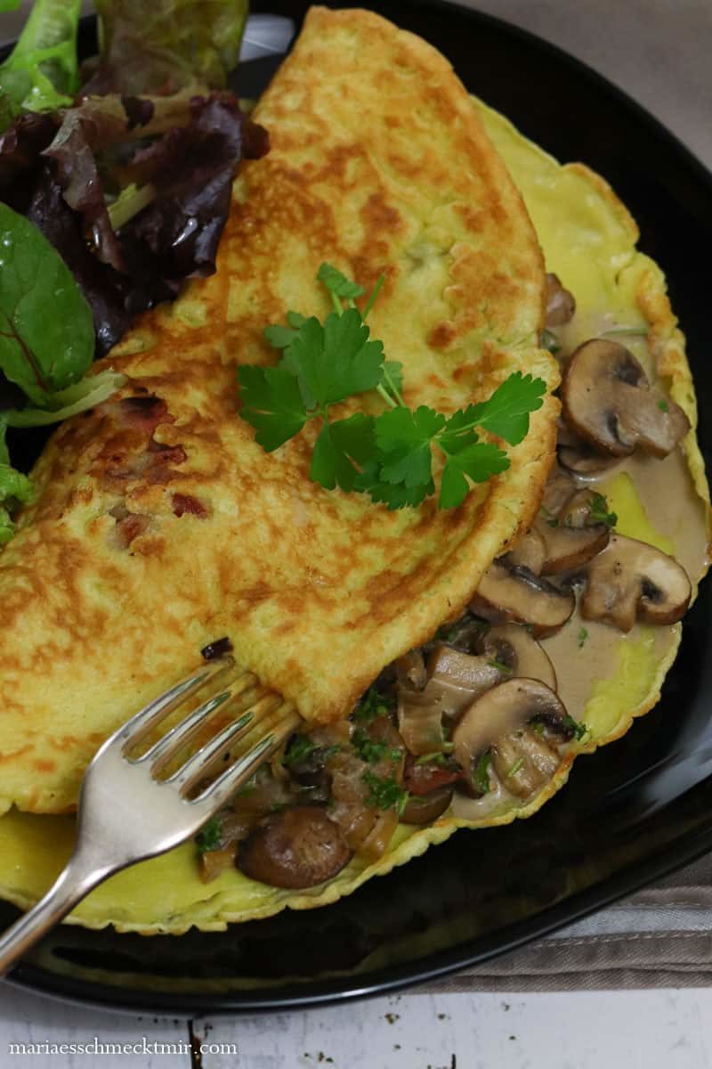 Herzhafte Pfannkuchen mit Speck und Champignons