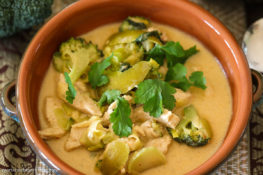 Thai-Curry mit Hähnchen und Gemüse