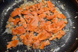 Lachs in der Pfanne dünsten