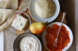 Flammkuchen mit Birne und Gorgonzola