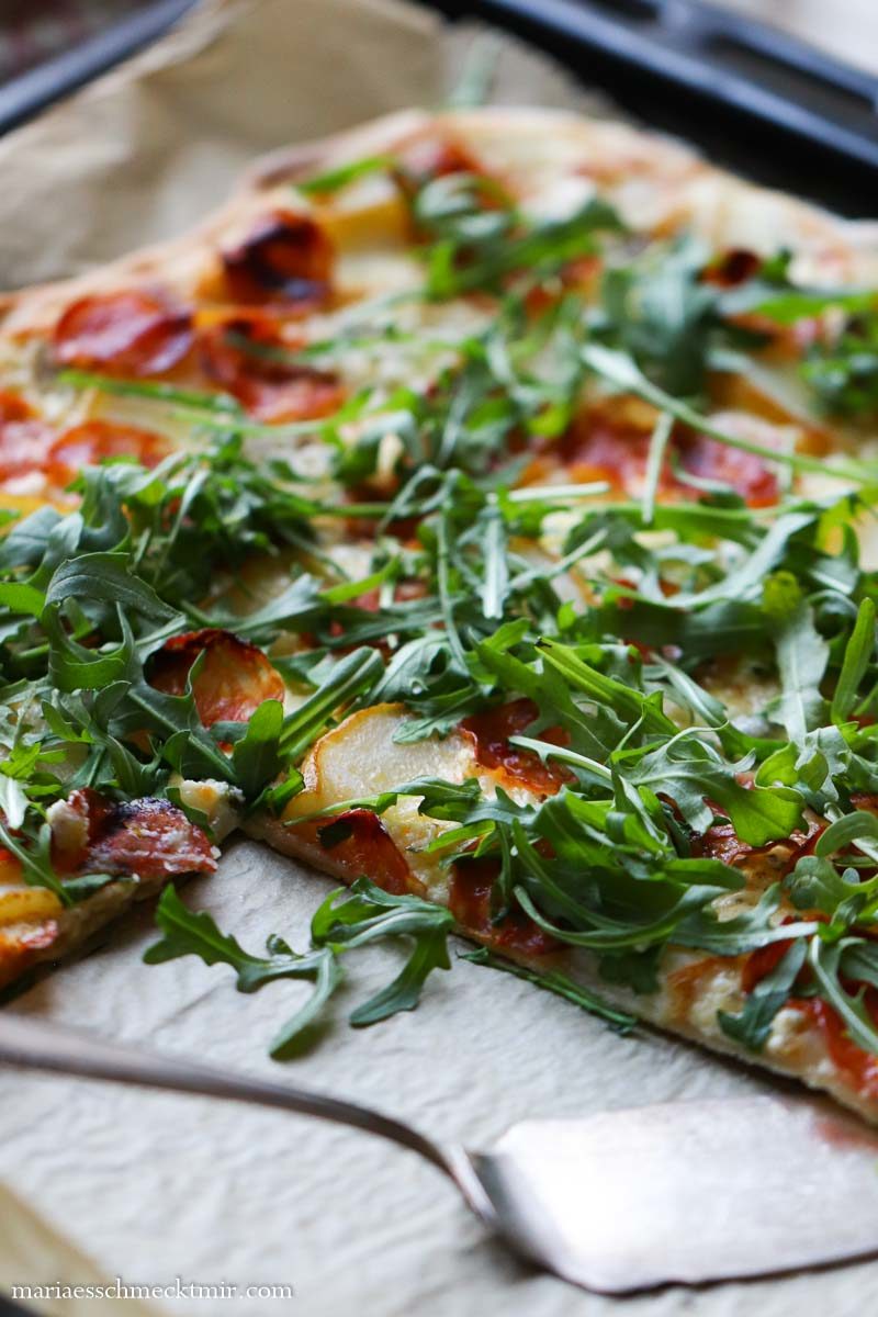 Knuspriger Flammkuchen mit Birne und Gorgonzola - die schnelle Alternative zu Pizza!