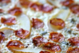 Knuspriger Flammkuchen mit Birne, Gorgonzola und Salsiccia