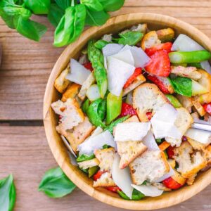 Spargel-Brotsalat mit Erdbeeren