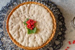 Johannisbeerkuchen mit Mandelbaiser