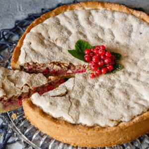 Johannisbeerkuchen mit Mandelbaiser