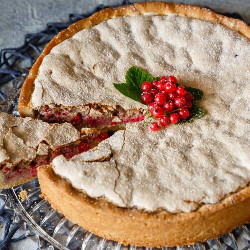 Johannisbeerkuchen mit Mandelbaiser, angeschnitten
