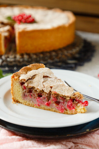 Saftiger Johannisbeerkuchen mit Mandelbaiser