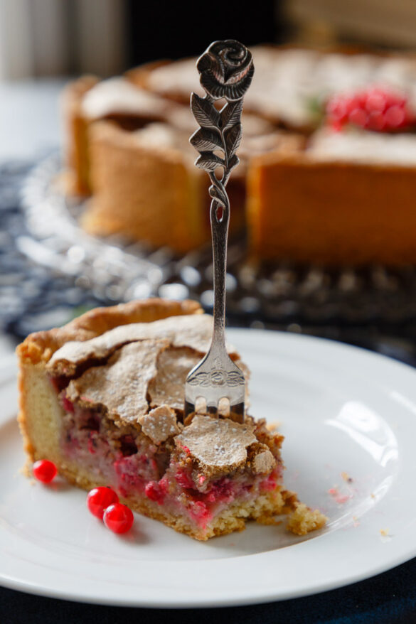 Saftiger Johannisbeerkuchen mit Mandelbaiser