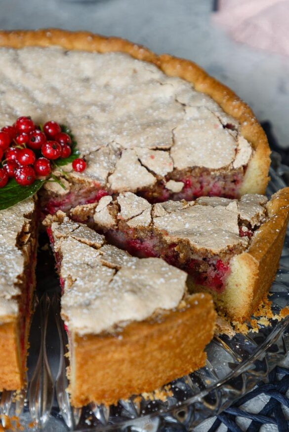 Saftiger Johannisbeerkuchen mit Mandelbaiser