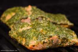 Gegrillter Lachs mit Kräutermarinade