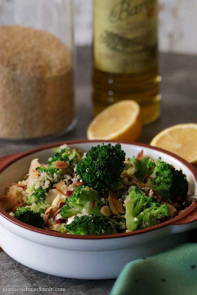 Quinoa Salat mit Feta und Brokkoli