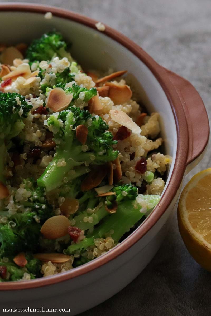 Quinoa Salat mit Feta und Brokkoli