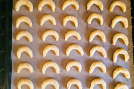 Vanillekipferl auf dem Blech