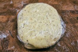 Vanillekipferl Teig zum Kühlen vorbereitet
