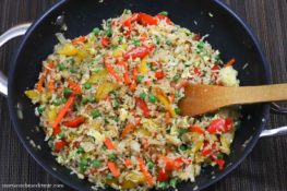 Gebratener Reis mit Gemüse und Ei