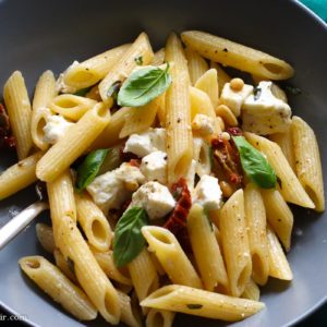 15 Minuten Pasta mit getrockneten Tomaten und Feta