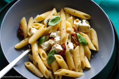 15 Minuten Pasta mit getrockneten Tomaten und Feta