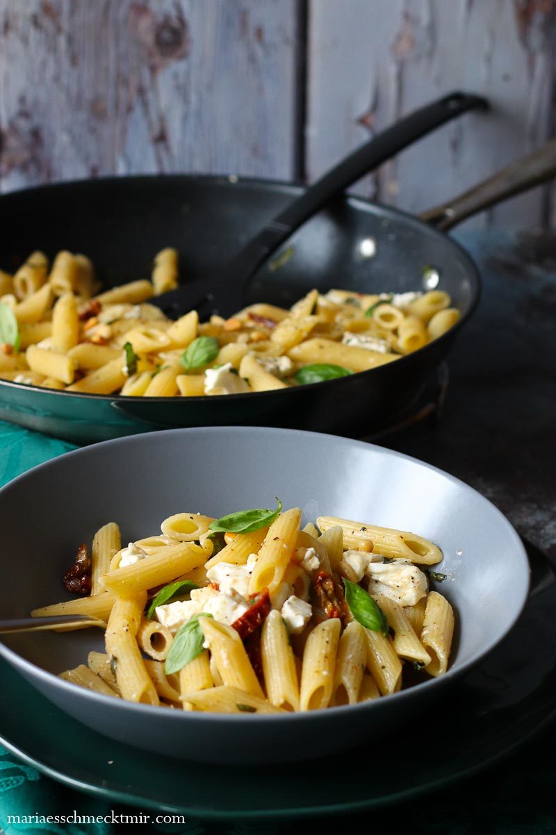 15 Minuten Pasta mit getrockneten Tomaten und Feta