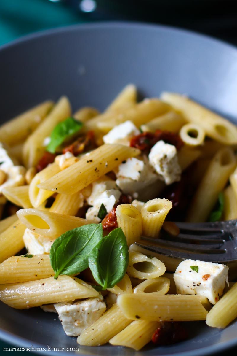 15 Minuten Pasta mit getrockneten Tomaten und Feta