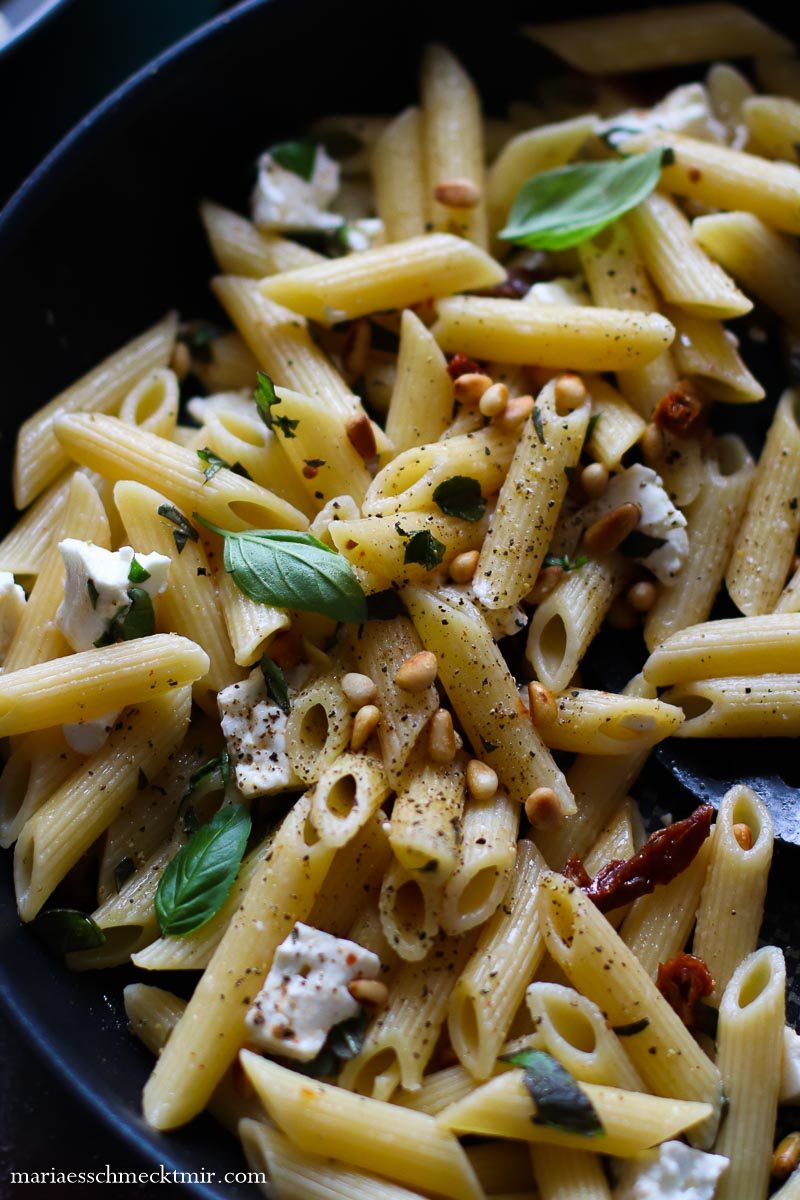 15 Minuten Pasta mit getrockneten Tomaten und Feta