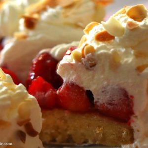 Erdbeerkuchen mit Sahne und Mandelboden