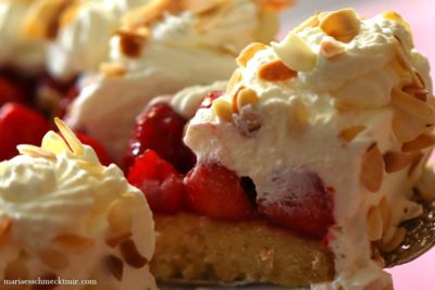 Erdbeerkuchen mit Sahne und Mandelboden