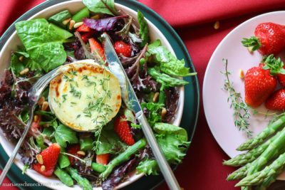 Spargel-Erdbeer-Salat mit gratiniertem Ziegenkäse