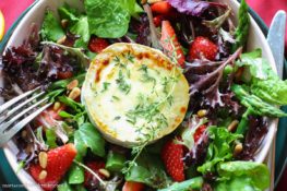 Spargel-Erdbeer-Salat mit gratiniertem Ziegenkäse